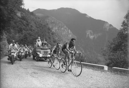 La subida al Alpe d'Huez forma parte de la historia moderna del ciclismo. L primera vez que se ascendió fue en 1952 y hasta 24 años después, la organización no volvió a incluir esta cima en las etapas del Tour. En esta foto, aparecen Fausto Coppi, primer ganador en la mítica montaña en el 52, y Jean Robic.