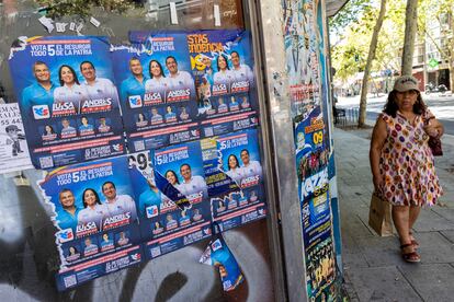 Propaganda electoral de las elecciones de Ecuador en el barrio de  Quintana, en Madrid el sábado.