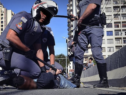 PM de São Paulo imobiliza homem negro que participava de manifestação contra a morte de um jovem da comunidade do Moinho.