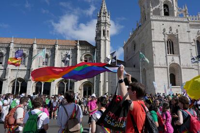Un peregrino de la Jornada Mundial de la Juventud sostiene una bandera LGBT frente al Monasterio de los Jerónimos en Lisboa, el martes.