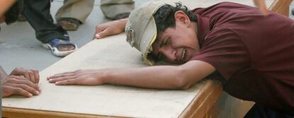 Un chico iraq llora durante los funerales de varios estudiantes muertos ayer en Waziriya por mano de un hombre armado.