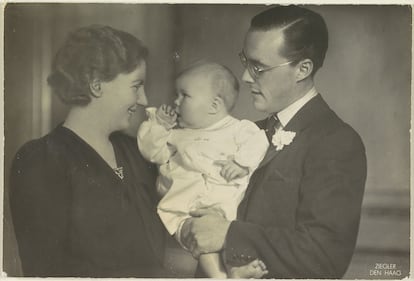 La reina Juliana y el príncipe Eduardo en la Navidad de 1938 con su hija Beatriz, quien se convertiría en reina de los Países Bajos entre 1980 y 2013.