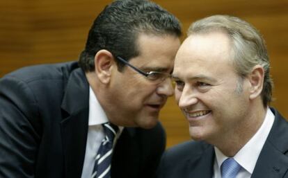 El presidente de la Generalitat Valenciana, Alberto Fabra, conversa con el portavoz del Grupo Popular, Jorge Bellver, antes del comienzo del Pleno.