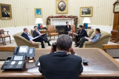 Obama durante conversa por telefone com Raúl Castro no dia 16 de dezembro, no Salão Oval.