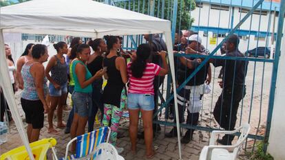 Mulheres bloqueiam a entrada do batalhão de Belford Roxo, na Baixada.