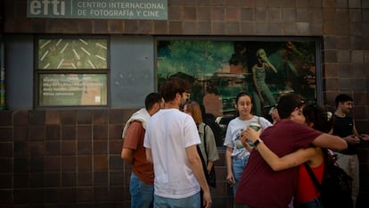 Alumnos de la escuela EFTI, este lunes a las puertas del centro, en Madrid.