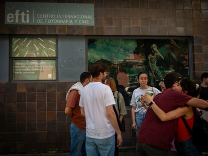 Alumnos de la escuela EFTI, este lunes a las puertas del centro, en Madrid.