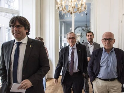 Xavier Trias (centro), rodeado del expresidente Carles Puigdemont (izq.), el exconsejero Toni Comín y el abogado Gonzalo Boye (der.).