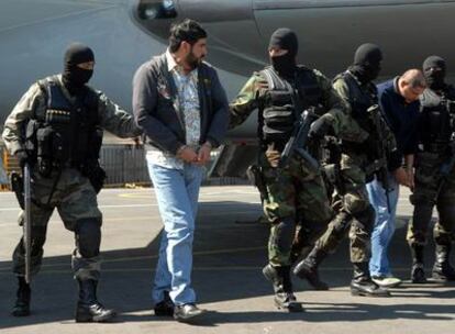 Soldados mexicanos escoltan al narcotraficante Alfredo Beltrán Leyva en el aeropuerto de Ciudad de México