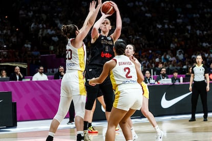 Emma Meesseman lanza a canasta en al final del Eurobasket Femenino entre Bélgica y España.