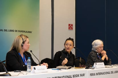 Marta Breen, Lina Meruane, Arantxa Urretabizkaia, durante el diálogo. 