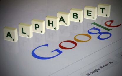 Composición de las letras de "Alphabet" sobre una tableta con Google.