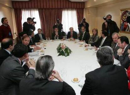 Rajoy, a la derecha, con dirigentes y presidentes autonómicos del PP en noviembre de 2005.