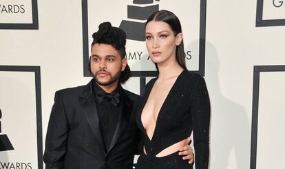 El cantante The Weeknd y Bella Hadid, en su primera aparición pública como pareja, en los premios Grammy en febrero de 2016.