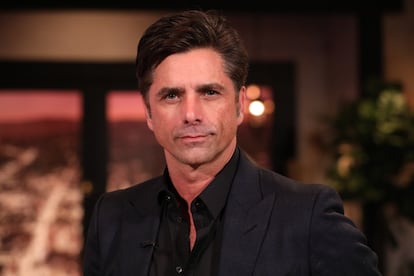 John Stamos en el set del programa 'Busy Tonight', en 2018