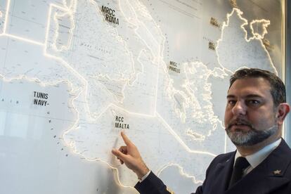 El oficial de la Guardia Costera italiana Gianluca D'Agostino frente a un mapa del Mediterráneo, en una foto de archivo de 2015.