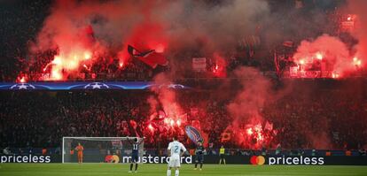 Bengalas encendidas durante el PSG-Real Madrid.