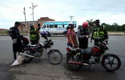 Integrantes de la Policía Nacional realizan requisas en Florencia, departamento de Caquetá (Colombia). EFE/Archivo