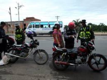 Integrantes de la Policía Nacional realizan requisas en Florencia, departamento de Caquetá (Colombia). EFE/Archivo