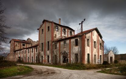 Es uno de los edificios abandonados más espectaculares de la geografía española. El aserradero estuvo activo hasta el año 1981 y hoy corre riesgo de derrumbe.