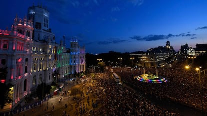 Revellers take part in the Gay Pride 2018 parade at the Cibeles square illuminated with the colors of the rainbow flag in Madrid, on July 7, 2018, one of the world's biggest. / AFP PHOTO / OSCAR DEL POZO