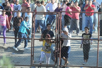 Familiares de los presos de la Granja Penal de Comayagua intentan entrar a las instalaciones del penal.