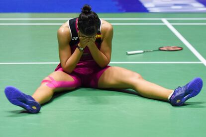 Nada más acabar el partido con el que consiguió el triunfo en el Abierto de China, Carolina Marín, de 26 años, rompió a llorar tendida en la cancha, con las manos tapándose la cara.