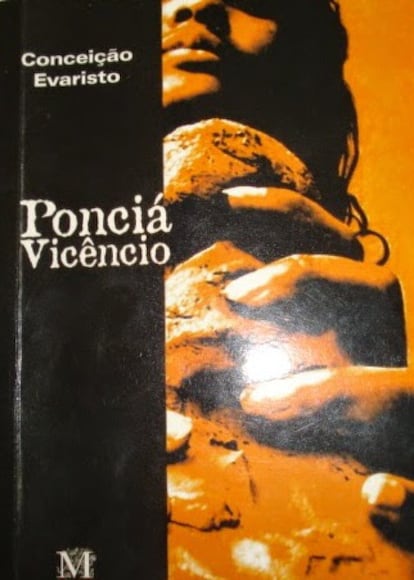 Ponciá Vivêncio é o livro mais aclamado de uma das escritoras negras mais conhecidas hoje no Brasil. No romance, Conceição Evaristo traça a história de Ponciá – mulher, negra, pobre e descendente de escravos africanos – sua identidade, seus sonhos e desencantos. Através da trajetória da personagem, que sai do interior em busca de outra vida na cidade grande, mas acaba vivendo em uma favela, desenrolam-se questões como o racismo brasileiro e violência de gênero. A escritora, que também é autora de livros de contos e poesia, tem como marca da sua obra a condição da mulher negra no país. Não por acaso, ela própria tem sua trajetória de vida marcada pela questão: cresceu em uma favela pobre em Belo Horizonte, capital de Minas Gerais, e foi empregada doméstica até concluir seus estudos. Hoje, é uma militante ativa no movimento negro e vive no Rio de Janeiro. - A.O.