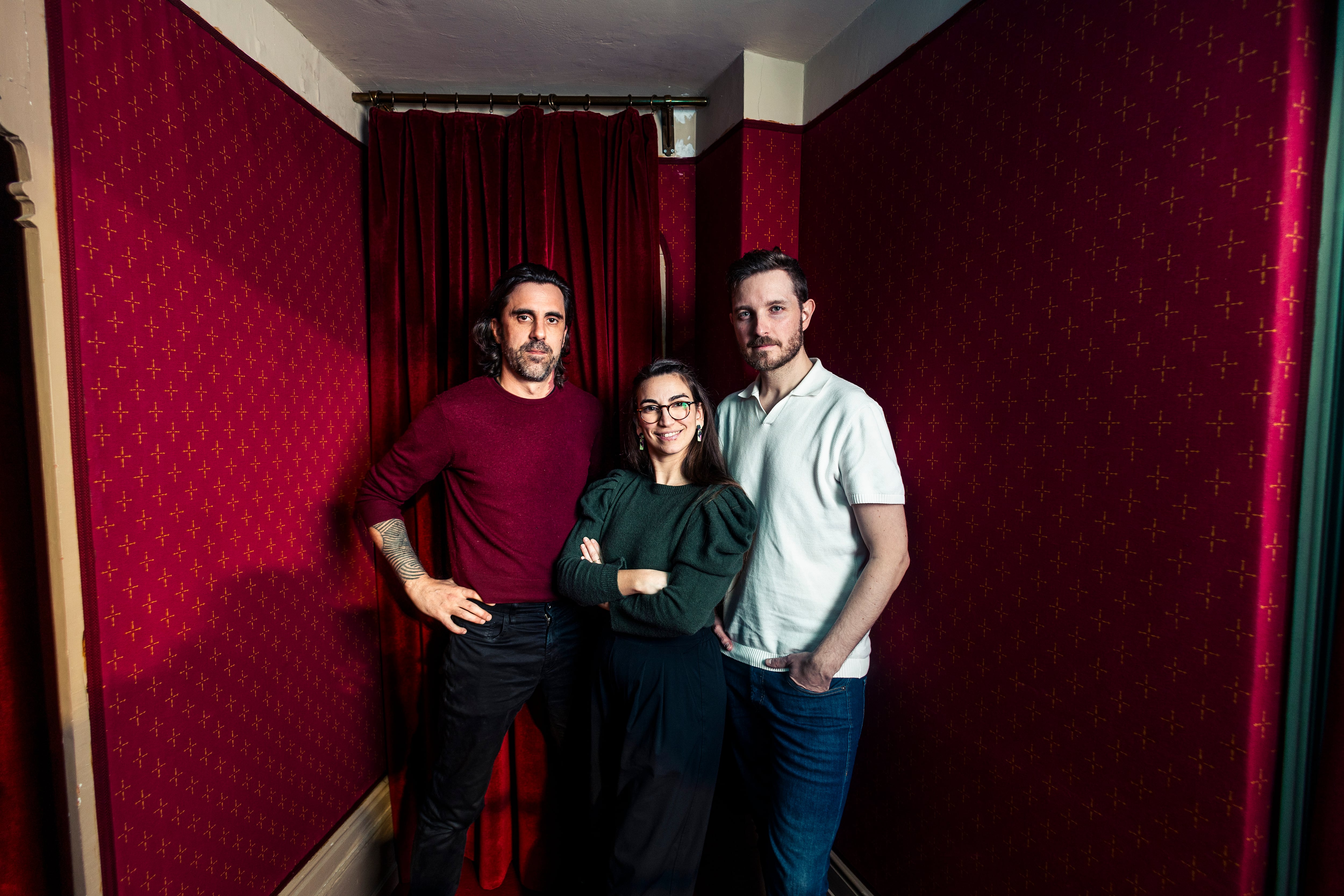 El director asociado, Julián Fuentes y el dramaturgo Iker Azcoitia, con Ángela Ibáñez.