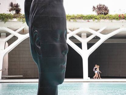 Las cabezas de Jaume Plensa se instalan en la Ciudad de las Artes y las Ciencias