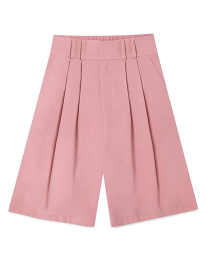 Nada como un toque de color rosa para ver la vida (y tus looks) desde otra perspectiva. Estas bermudas con pinzas de tiro alto son de Stradivarius y su precio es de 17,99 euros.