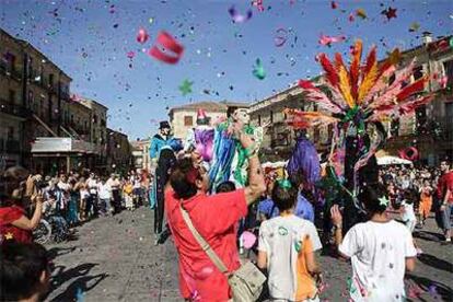 Espectáculo callejero en la Feria del Teatro de Castilla y León, en Ciudad Rodrigo.