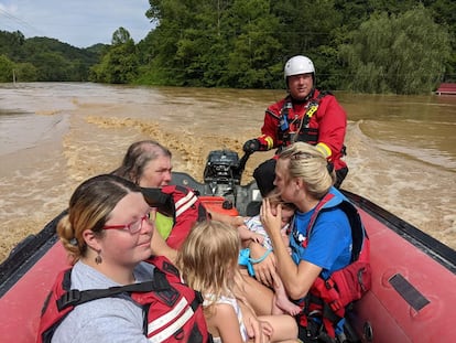 Equipos de rescate evacuan a los residentes en el condado de Breathitt, Kentucky, EE. UU. 