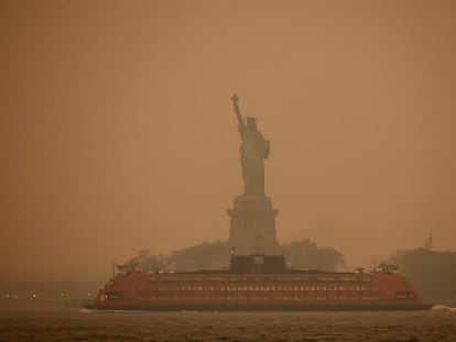 La estatua de la Libertad envuelta en el humo de los incendios de Canadá, este martes.