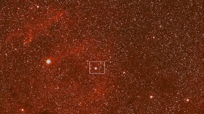 El cometa 67P/Churyumov-Gerasimenko (marcado con un recuadro) al que se dirige la nave espacial `Rosetta&acute;, tomada por las c&aacute;maras de a bordo desde una distancia de cinco millones de kil&oacute;metros.
 