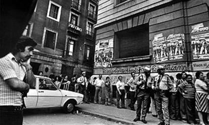 Cola de ciudadanos para votar en las elecciones legislativas del 15 de junio de 1977.