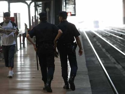 Dos policías patrullan en la estación de Atocha, en Madrid.
