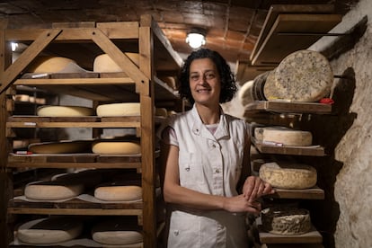 Judit Carreira madura los quesos en una antigua bodega, en su casa del centro histórico de La Seu: “Los de vaca más amarillentos denotan que la leche es de pasto, que es de calidad”.