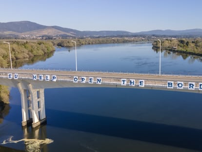 Letrero con el lema "Unión Europea, ayuda, abre la frontera", colocado por los ayuntamientos del Miño en el puente fronterizo de La Amistad, entre Salvaterra y Monçao.