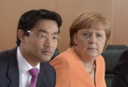 La canciller alemana, Angela Merkel (dcha), y el ministro germano de Economía, Philipp Rösler, participan en la reunión del Consejo de Ministros alemán celebrada en la Cancillería Federal el pasado 4 de julio. EFE/Archivo