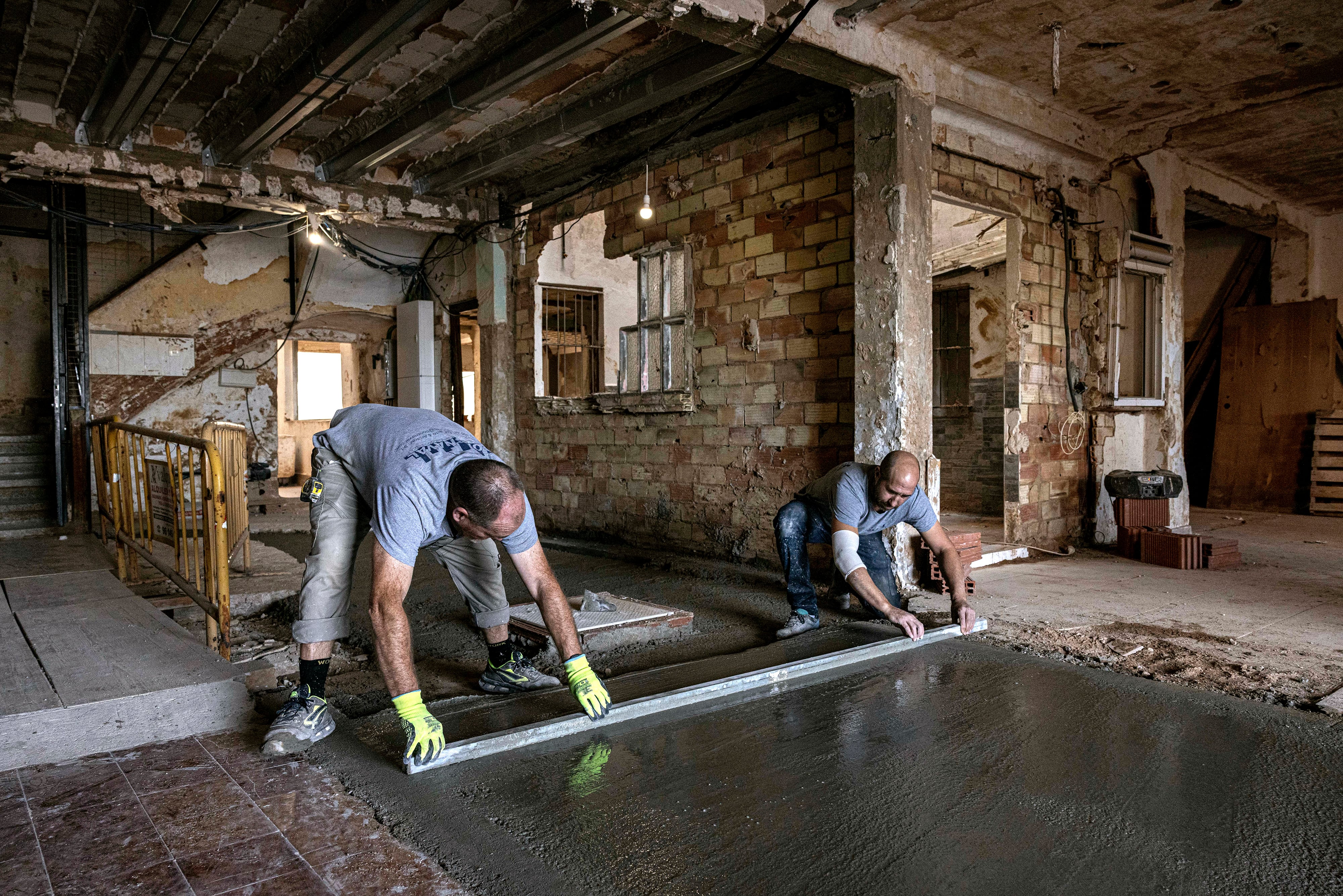 Dos operarios trabajan en la planta baja de una vivienda en Paiporta, el pasado miércoles.
