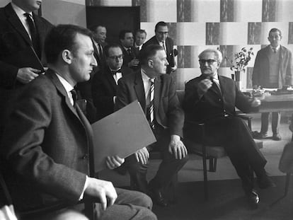 El fiscal Fritz Bauer (sentado, a la derecha) el 13 de febrero de 1964 en Frankfurt, durante el anuncio del suicidio de Werner Heyde pocos días antes del inicio del proceso en su contra.