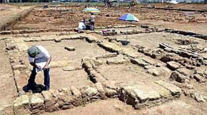 Un grupo de arqueólogos, en la necrópolis hallada en Córdoba.