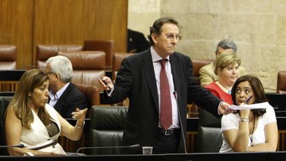 Emilio Llera, durante su intervenci&oacute;n en el pleno del Parlamento.