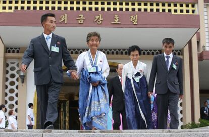 Familias norcoreanas abandonan el recinto tras reunirse con sus familiares surcoreanos.