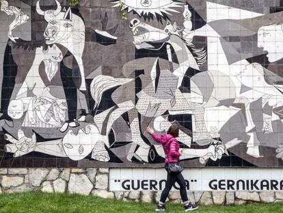 Reproducción sobre azulejos del 'Guernica' de Picasso, en Gernika (Vizcaya).