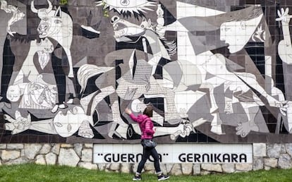 Reproducción sobre azulejos del 'Guernica' de Picasso, en Gernika (Vizcaya).