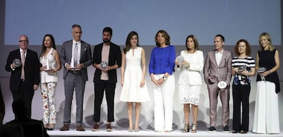 La Reina Letizia posa con los galardonados con los IV Premios Nacionales de la Moda en la sede del Museo del Traje.