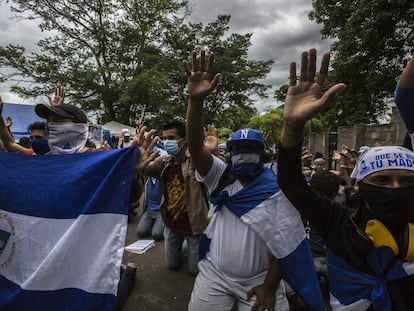 Familiares de personas detenidas protestan frente a la comisaría El Chipote en Managua, Nicaragua.