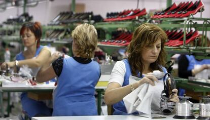Trabajadoras de una fabrica de calzado